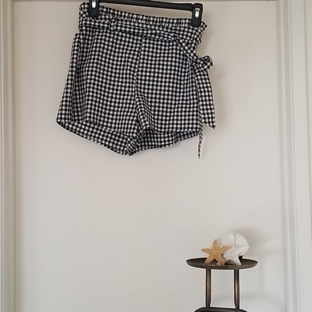 BLACK AND WHITE GINGHAM SHORT